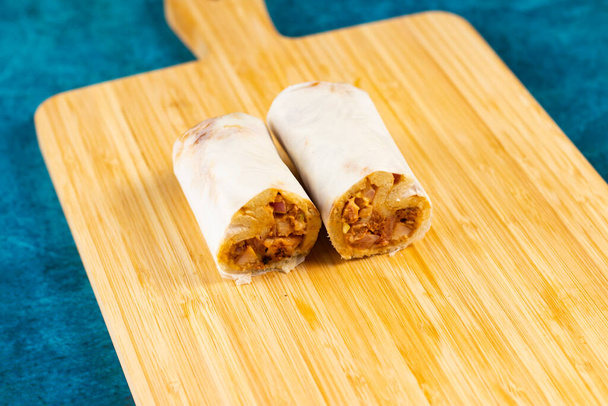 Chicken shawarma roll wrap izolowane na drewnianej stronie pokładzie widok fastfood - Zdjęcie, obraz