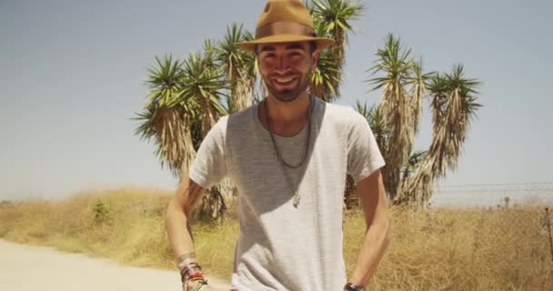 Hombre hispano robusto parado al aire libre y sonriendo - Metraje, vídeo