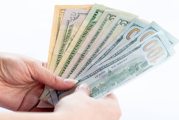 Amerykańskie dolary zbliżenie w rękach kobiet, papierowe pieniądze, gotówka, koncepcja finansów. - Zdjęcie, obraz