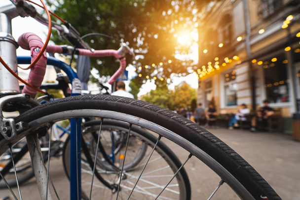 Ruedas de bicicleta en la calle - Foto, Imagen
