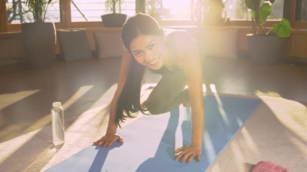 陽気で若いフィリピン人女性は体重訓練でクライマー運動をしている。アジアの女性の体の持久力に取り組んでやる気。スポーツ活動中のスポーツウェアの美しい女性素敵な黄金の光の中で. - 映像、動画