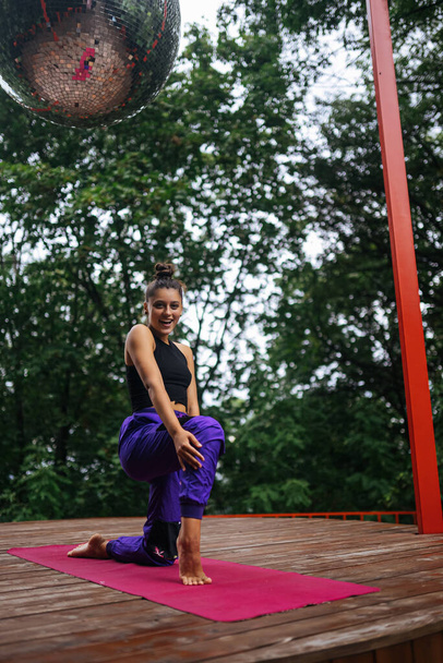Młoda kobieta uprawiająca jogę na podwórku na werandzie - Zdjęcie, obraz
