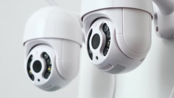 Câmera IP pequena gira área de observação em close-up sala de escritório. Gravação de vídeo para proteger a propriedade e pessoas. Tradução online de eventos close-up - Filmagem, Vídeo