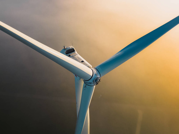 Detailní záběr na vrtule větrné turbíny během mlhavého rána a východu slunce. Zelená energie. Větrná turbína v ranní mlze - Fotografie, Obrázek