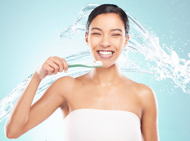Позитивне мислення та хороша гігієна можуть тримати хвороби подалі. молода жінка чистить зуби на фоні студії
 - Фото, зображення
