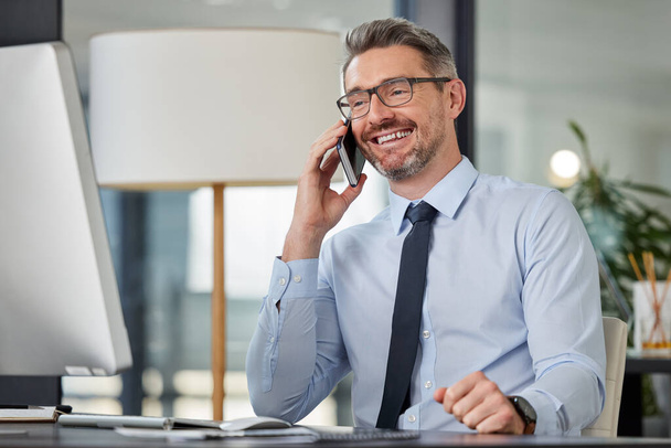 Die größte Investition, die man tätigen könnte, ist in sich selbst. ein reifer Geschäftsmann sitzt an seinem Schreibtisch und telefoniert in einem modernen Büro - Foto, Bild