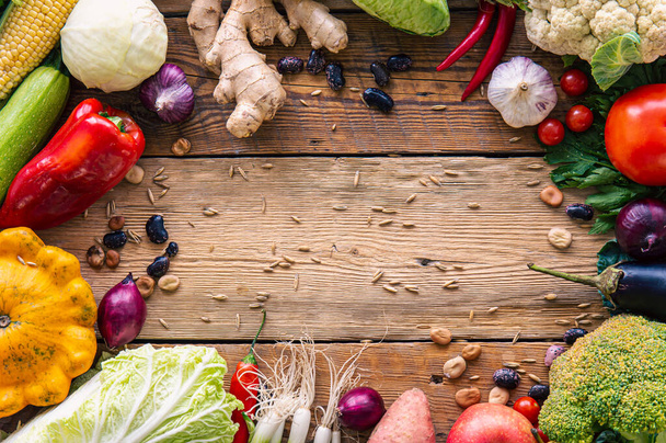 Cadre de légumes sur fond en bois, composition plate, concept de récolte, bonne nutrition, ingrédients et Thanksgiving. - Photo, image