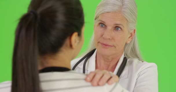 Ein zufriedener Arzt spricht auf einem grünen Bildschirm mit einem Patienten. Auf einem grünen Bildschirm, der getastet oder zusammengesetzt werden soll. - Filmmaterial, Video