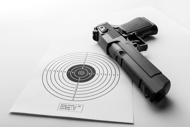 Papierzielscheibe und Pistole auf Weiß - Foto, Bild