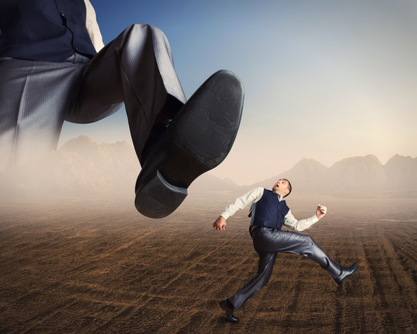 Бизнесмен бежит с большой ноги
 - Фото, изображение