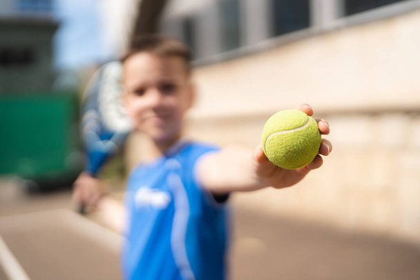 Menino esportivo com raquete jogando padel no campo aberto ao ar livre - Foto, Imagem