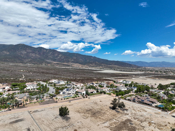 Vue Aérienne de Rancho CucXoa, situé au Sud des contreforts des Montagnes San Gabriel et de la Forêt Nationale d'Angeles dans le Comté de San Bernardino, Californie, États-Unis. - Photo, image