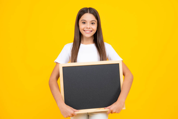 Tahtası olan küçük bir kız. Liseli kız fotokopi odası ve okul satışı için karatahta tutuyor. Mutlu ergen portresi. Gülümseyen kız - Fotoğraf, Görsel