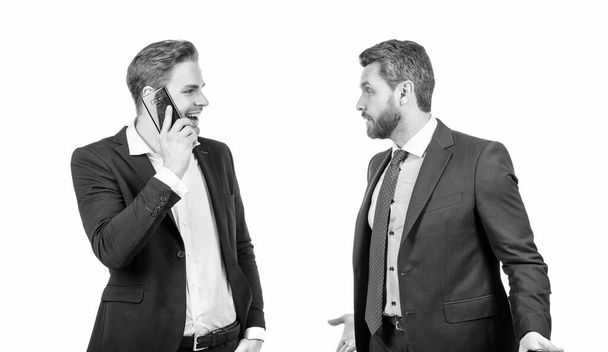 patron en colère se disputant avec un employé souriant parlant au téléphone isolé sur blanc, conflit. - Photo, image