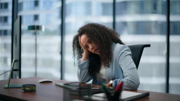 Kiborult latin menedzser csalódott munka eredmények közelkép. A boldogtalan, stresszes nő túlterheltnek érzi magát. Fáradt vállalkozó gondolkodás gondolkodás egyedül. Koncentrált főnök problémamegoldás panoráma ablakok iroda - Felvétel, videó