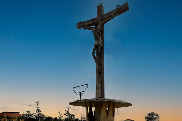 vitoria da conquista, bahia, brazil - 14 Οκτωβρίου 2022: γλυπτική του σταυρωμένου Χριστού φαίνεται στην περιπέρη οροσειρά στην πόλη Vitoria da Conquista. - Φωτογραφία, εικόνα