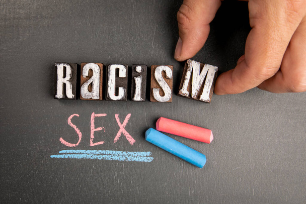 Rassismus und Sexismus. Text und Kreide auf einer Tafel. - Foto, Bild