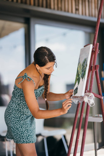 Nainen taiteilija maalaus kuva työpajassa - Valokuva, kuva