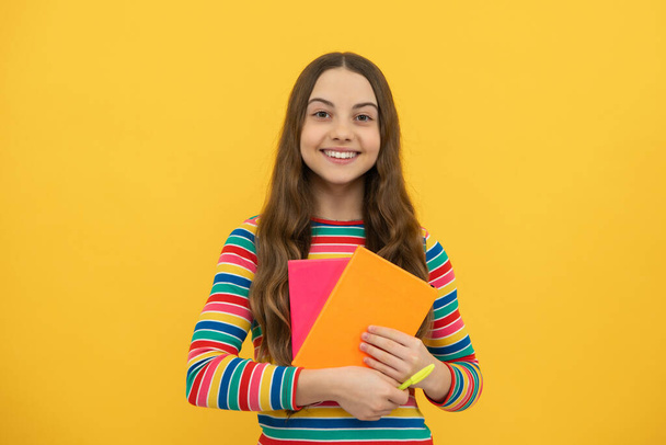 tiener school meisje met boeken geïsoleerde studio achtergrond - Foto, afbeelding