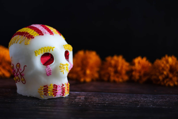 メキシコでの死者の日に伝統的なメキシコのシュガー頭蓋骨 - 写真・画像