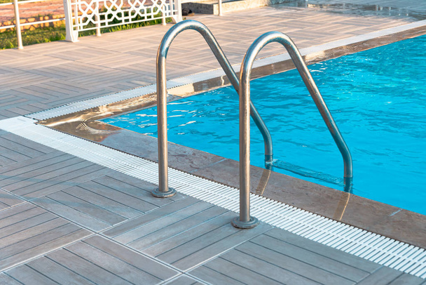 Zwembad met trap en houten terras in het hotel. Hoge kwaliteit foto - Foto, afbeelding