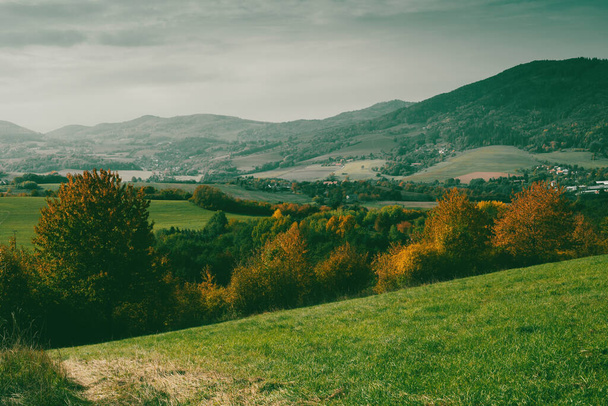 Krajobraz wiejski w słoneczny dzień jesieni.Góry w tle. Wysokiej jakości zdjęcie - Zdjęcie, obraz