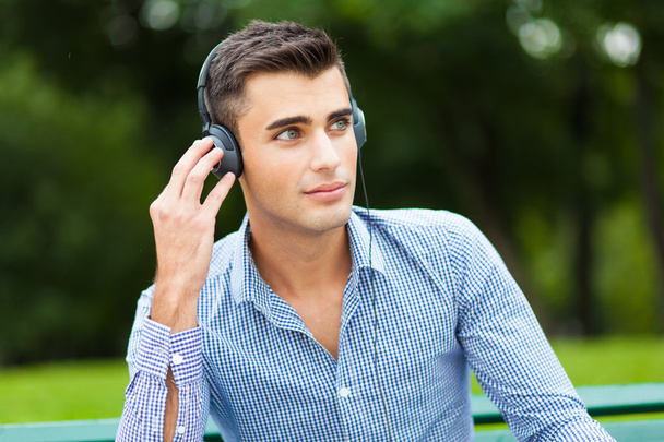 Guy listening to music - Foto, afbeelding