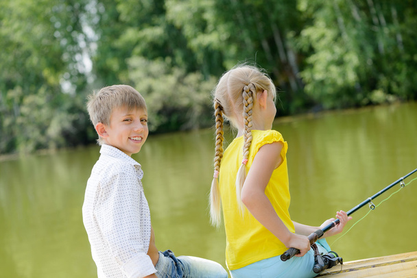 Junge und Mädchen angeln - Foto, Bild
