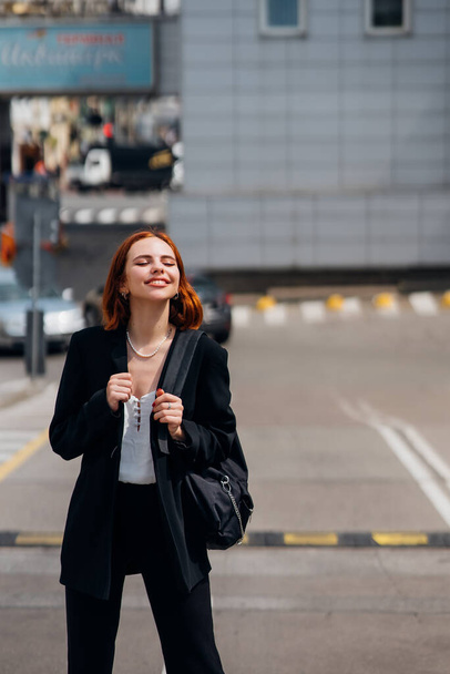 Nuori kaunis hymyilevä onnellinen nainen reppu aiheuttaa kameran seisoessaan tiellä - Valokuva, kuva