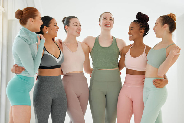 Thank goodness for friends like these. a group women standing together in their workout clothes - Foto, imagen