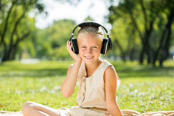 Girl enjoying music - Foto, Bild