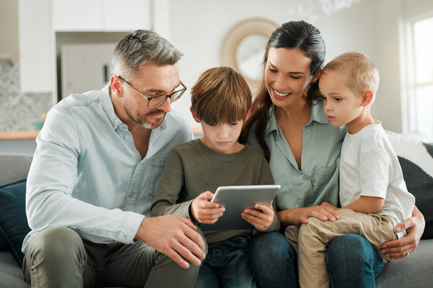 There are so many educational videos on here. a family using a digital tablet together at home - Foto, Imagen