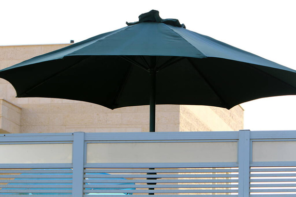 Guarda-chuva no parque da cidade perto do mar. - Foto, Imagem