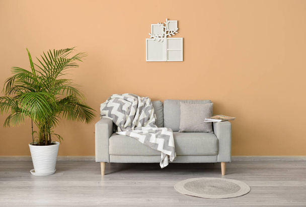 Hangulatos belső tér nappali kanapéval és családi fa fotó keret - Fotó, kép