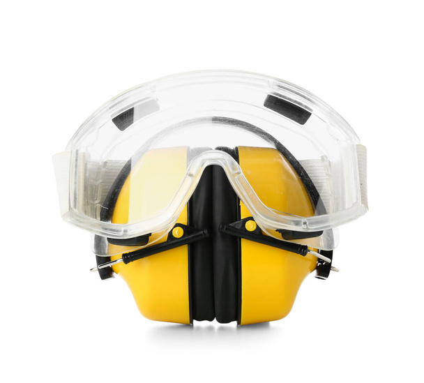 Protectores auditivos con gafas de seguridad sobre fondo blanco - Foto, Imagen