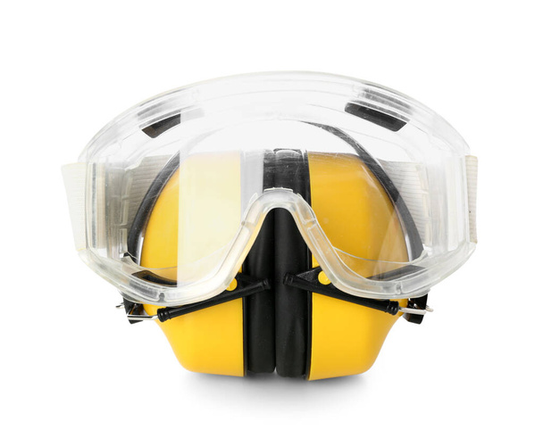 Protetores auditivos com óculos de segurança em fundo branco - Foto, Imagem