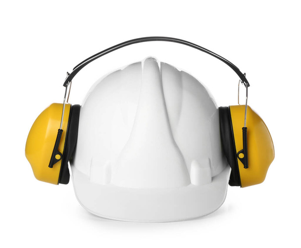 Protecteurs auditifs avec casque sur fond blanc - Photo, image