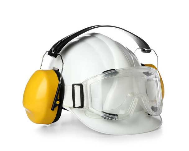 Hallásvédő eszközök keménykalapos és biztonsági védőszemüveggel fehér alapon - Fotó, kép