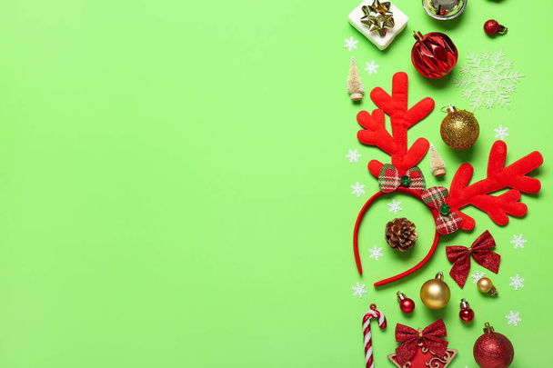 Összetétel karácsonyi dekorációval, zöld háttérrel - Fotó, kép