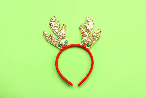 Belles cornes de rennes de Noël sur fond vert - Photo, image