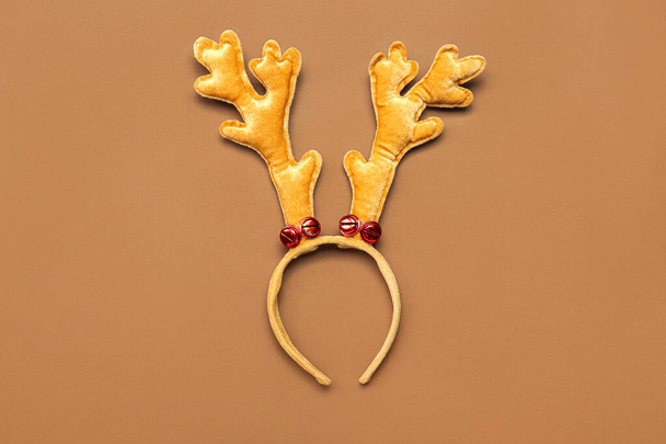 Drôle de cornes de rennes de Noël sur fond de couleur - Photo, image