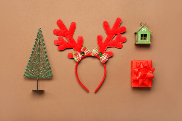 Cornes de renne de Noël, cadeau et décorations sur fond de couleur - Photo, image