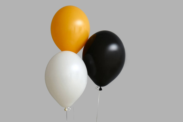 Αποκριάτικα μπαλόνια σε γκρι φόντο - Φωτογραφία, εικόνα