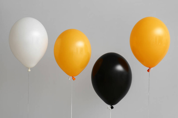 Halloween Luftballons auf grauem Hintergrund - Foto, Bild