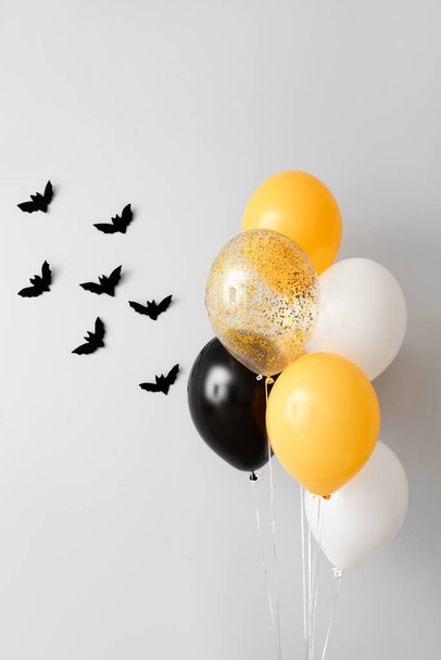 Balões de Halloween e morcegos na parede leve - Foto, Imagem