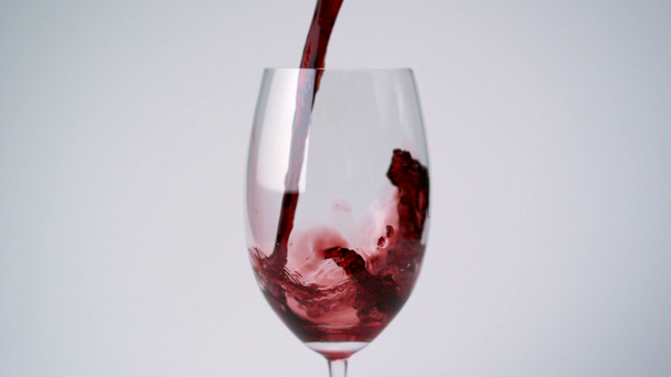 kırmızı şarap bardağa döküldü. - Video, Çekim