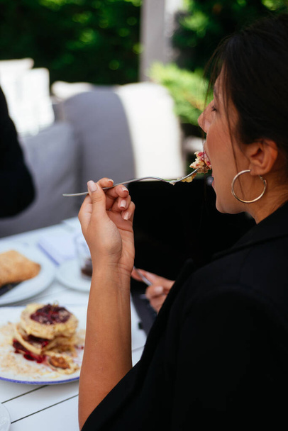 Wspaniała bizneswoman je ciasto truskawkowe - Zdjęcie, obraz