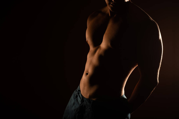 Komea mies vatsalihakset seisoo studiossa - Valokuva, kuva