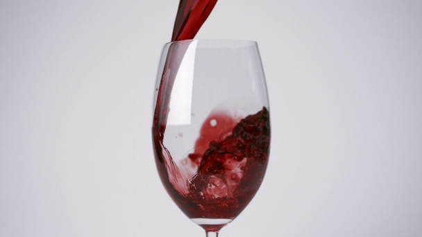 vino rosso versato nel bicchiere - Filmati, video