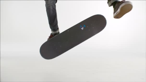 Kickflip hüner yuvarlanan skater - Video, Çekim